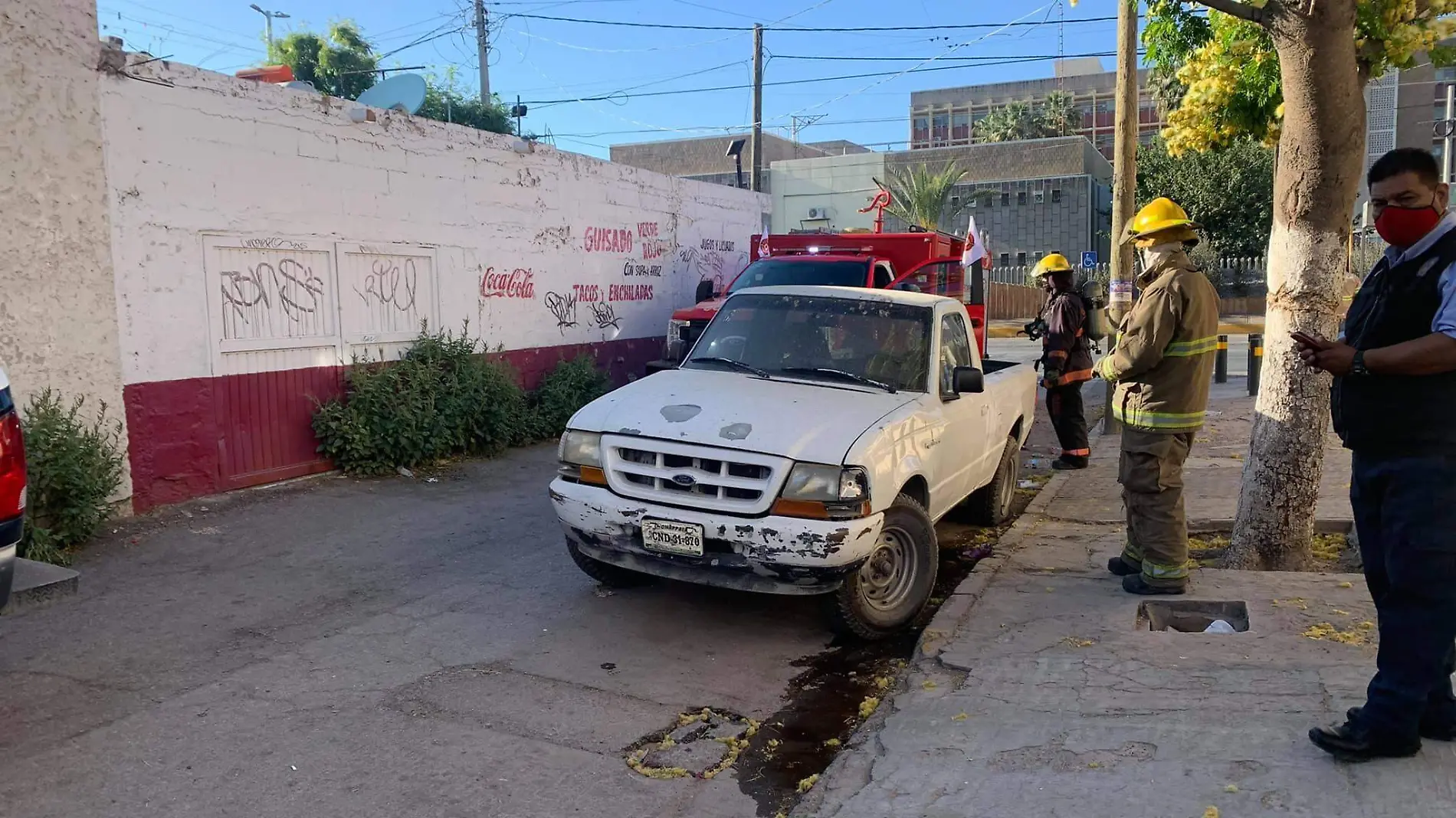 mujer prende fuego a auto de su expareja sentimental en Torreón